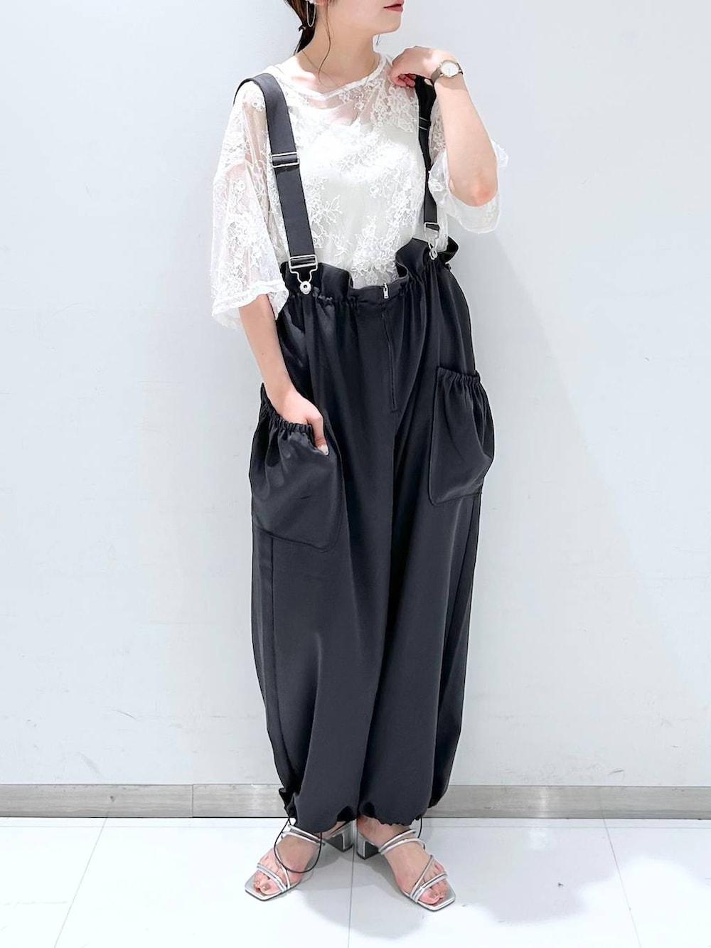 ホワイト系のTシャツ/カットソー、シルバー系のサンダル、ホワイト系のTシャツ/カットソーを着用したレディースの夏コーディネートの4枚目の写真