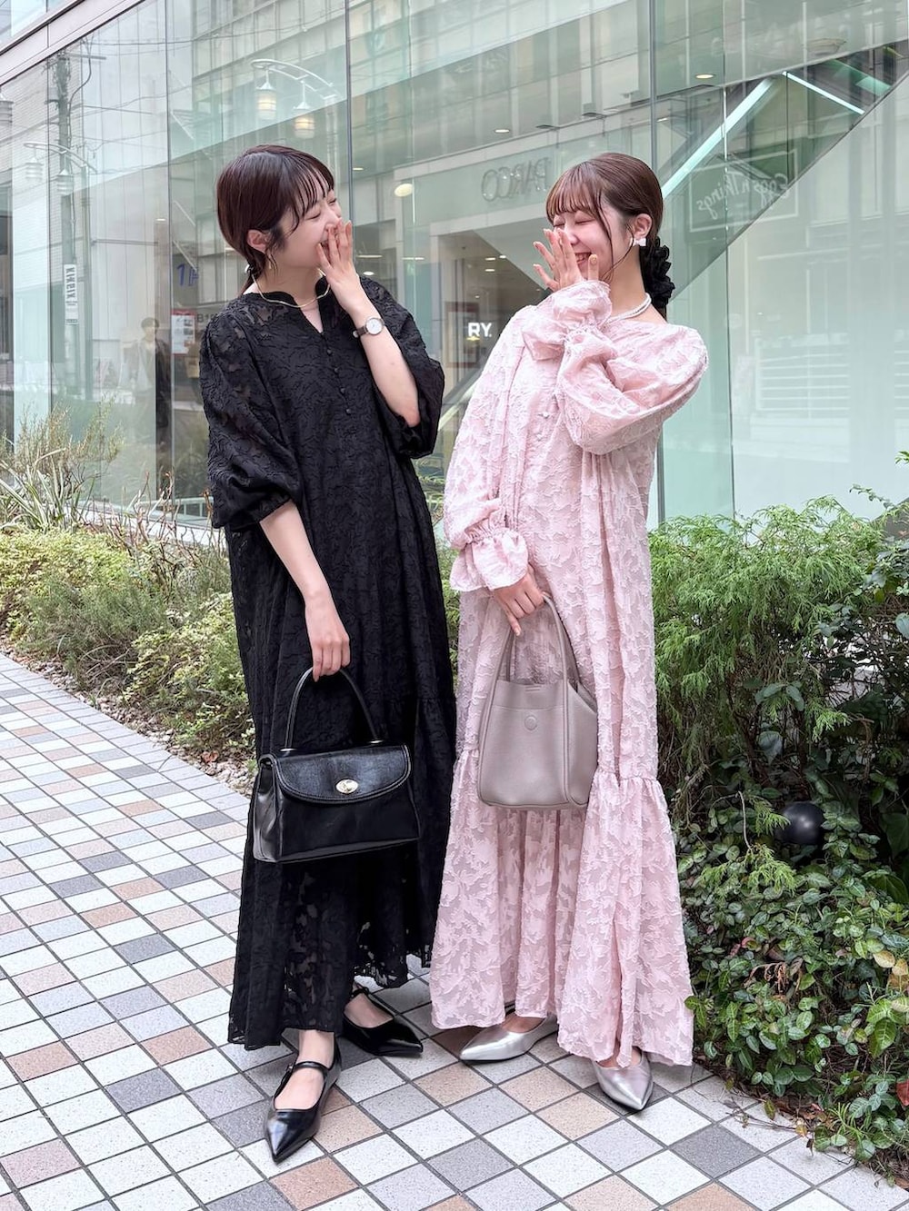 「きれいめ、ベーシック/シンプル、ワントーン、ローリーズスタイル_LOWRYS FARM、大人女子カジュアル_LOWRYS FARM、フェミニン、LOWRYS FARM、シンプルコーデ、大人カジュアル、きれいめカジュアル、ワンピース、オケージョン、結婚式2次会、パンプス」｜「LOWRYS FARMのステンレスフープチョーカー 127295（チョーカー、ゴールド系）」を使った、𝘵 𝘰 𝘺 𝘰 .さん（レディース・160cm）の夏コーディネートの4枚目の写真
