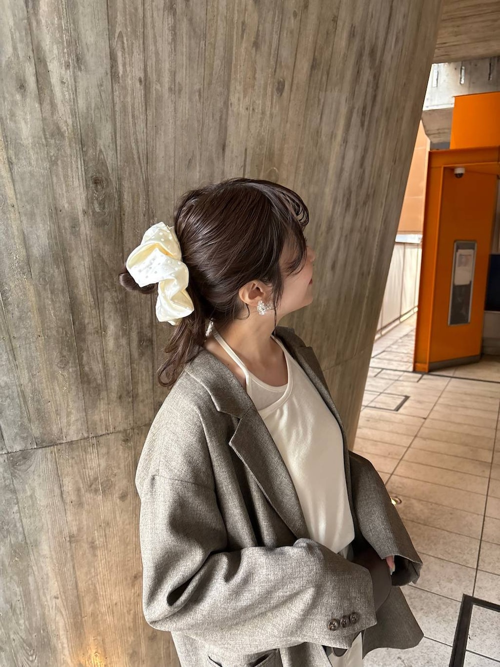 ブラウン系のテーラードジャケット、ブラウン系のローファー、ブラウン系のボディバッグ/ウエストポーチを着用したレディースの春コーディネートの8枚目の写真