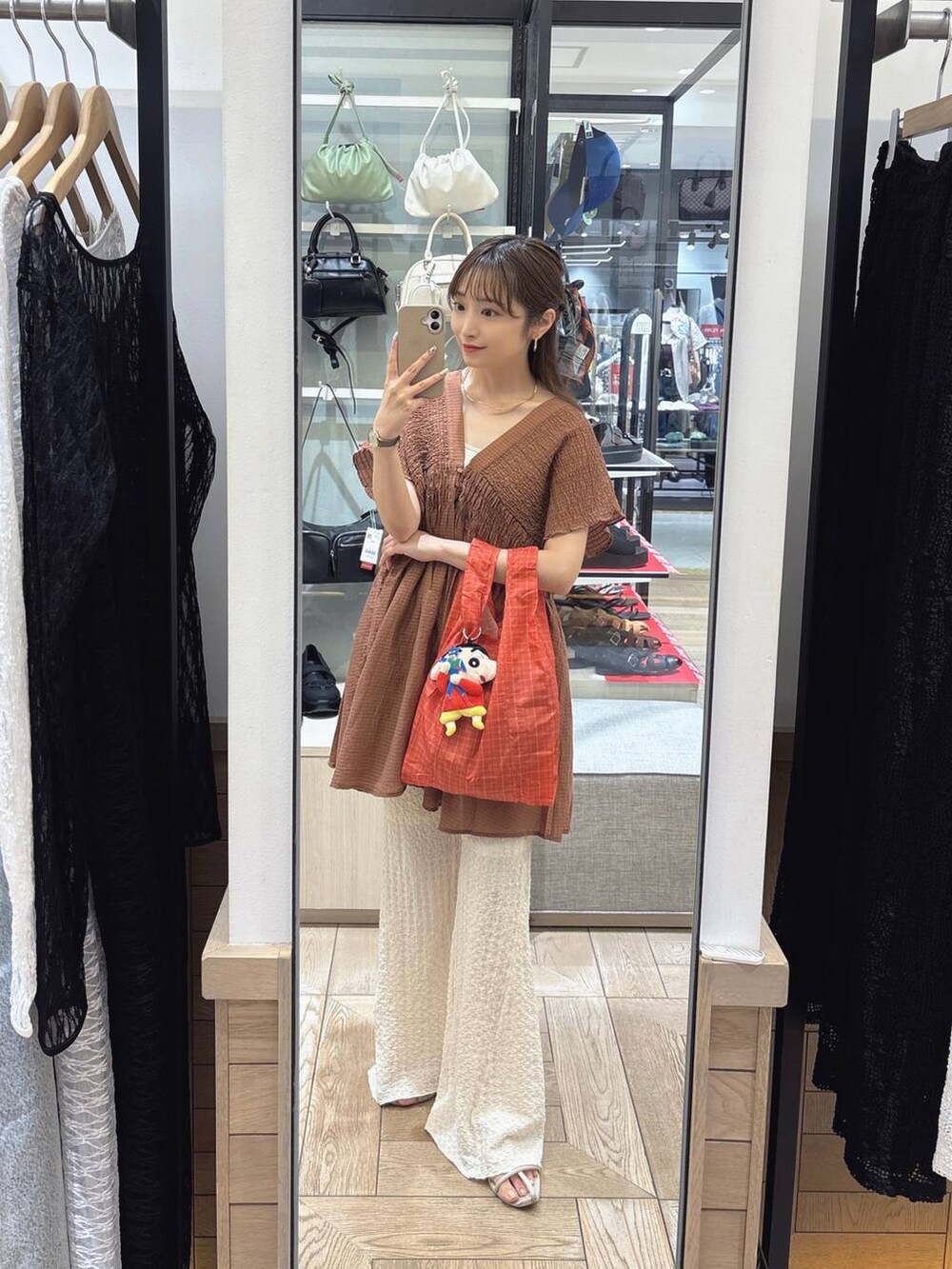 ホワイト系のTシャツ/カットソー、ホワイト系のその他パンツ、ブラウン系のシャツ/ブラウスを着用したレディースの夏コーディネートの3枚目の写真