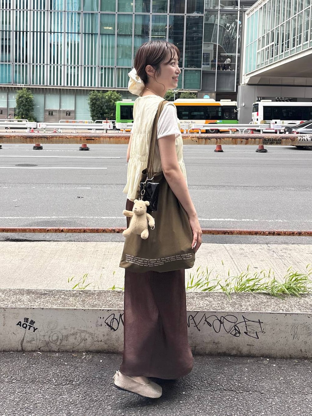 ブラウン系のスカート、ホワイト系のTシャツ/カットソー、ホワイト系のシャツ/ブラウスを着用したレディースの夏コーディネートの6枚目の写真