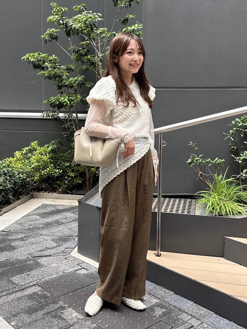 ホワイト系のパンプス、ホワイト系のバンダナ/スカーフを着用したレディースの夏コーディネートの2枚目の写真