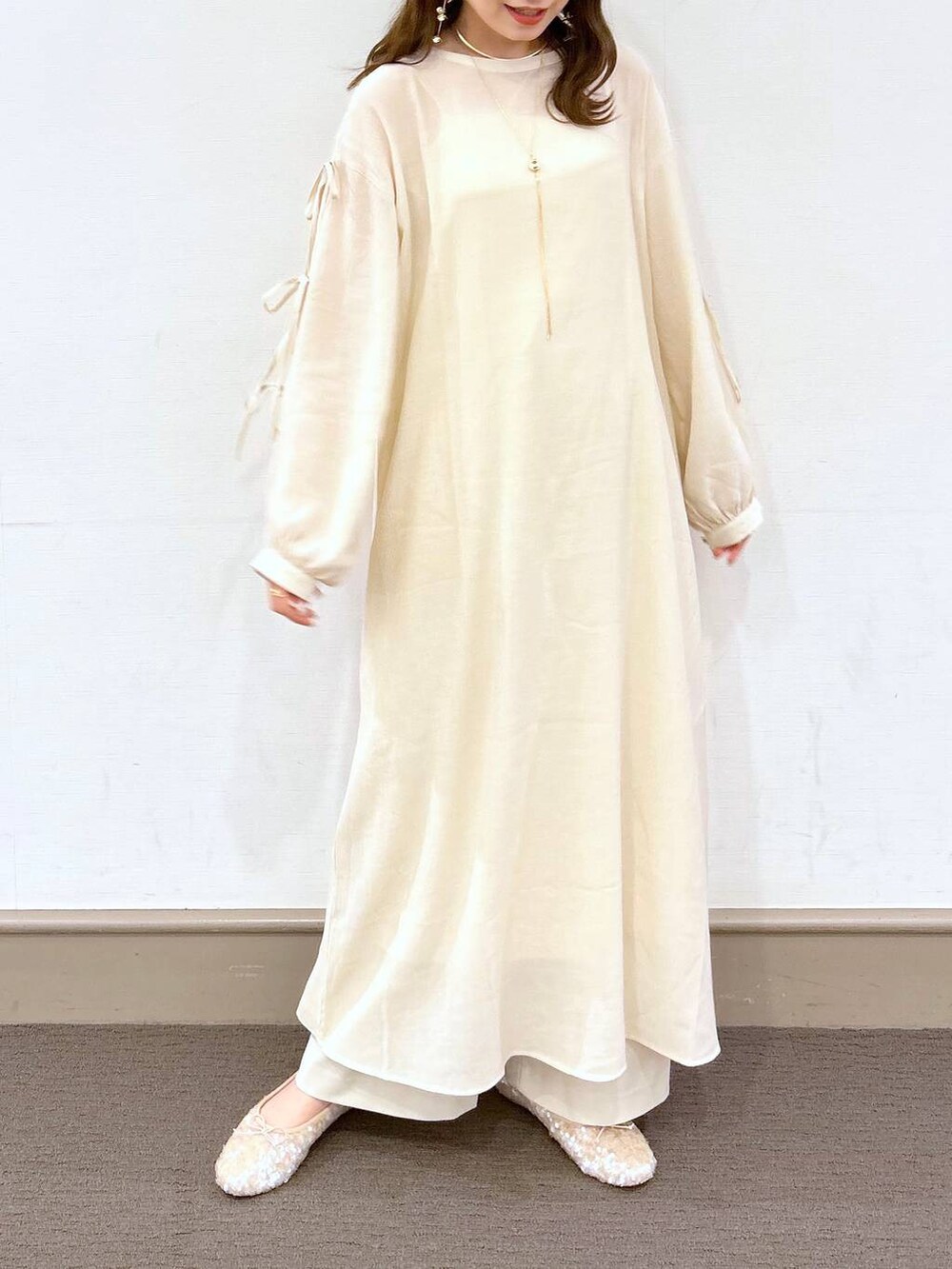 ホワイト系のその他パンツ、ホワイト系のベスト、ピンク系のワンピースを着用したレディースの春コーディネートの5枚目の写真