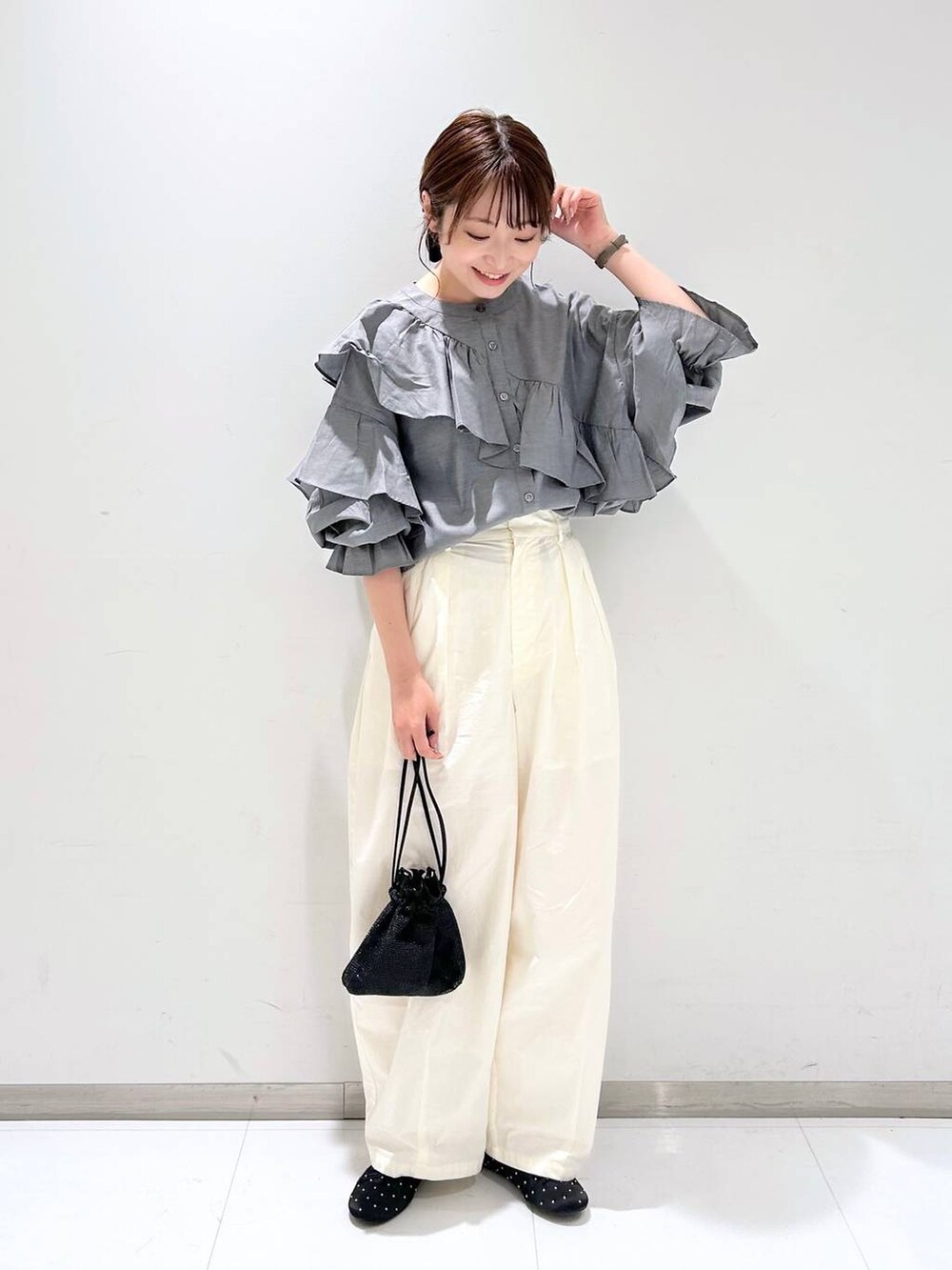 ブラック系のバレエシューズ、ブラック系のショルダーバッグ、ベージュ系のその他パンツを着用したレディースの秋コーディネートの2枚目の写真