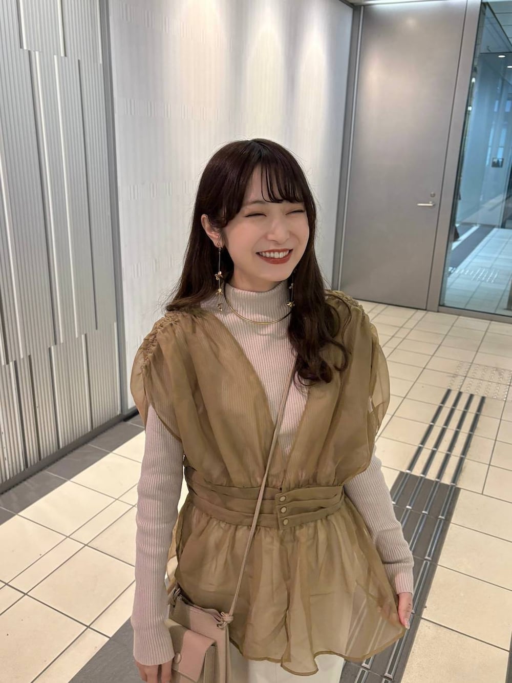 ブラウン系のローファー、ゴールド系のチョーカーを着用したレディースの冬コーディネートの5枚目の写真