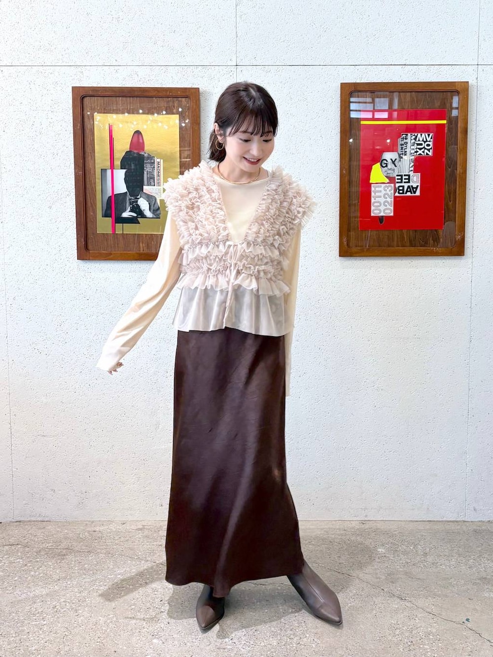 ホワイト系のTシャツ/カットソー、ブラウン系のスカート、ベージュ系のワンピースを着用したレディースの夏コーディネートの2枚目の写真