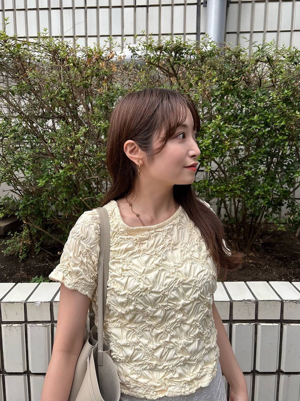 ベージュ系のイヤリング、ホワイト系のバンダナ/スカーフ、その他のネックレスを着用したレディースの夏コーディネートの4枚目の写真