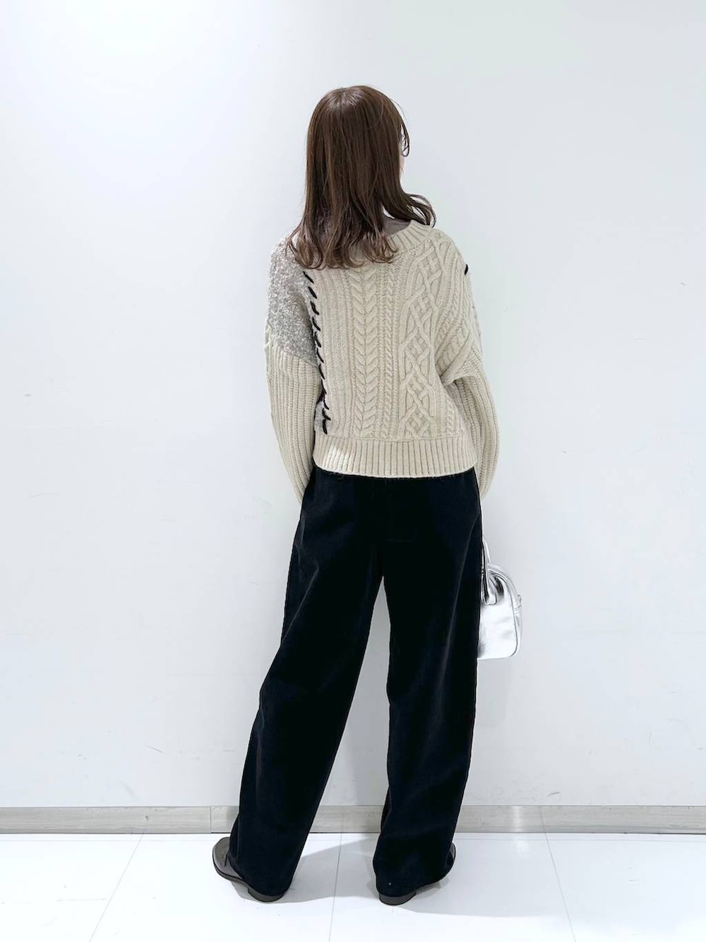 ブラウン系のローファー、ブラック系のその他パンツ、ホワイト系のカーディガン/ボレロを着用したレディースの秋コーディネートの5枚目の写真