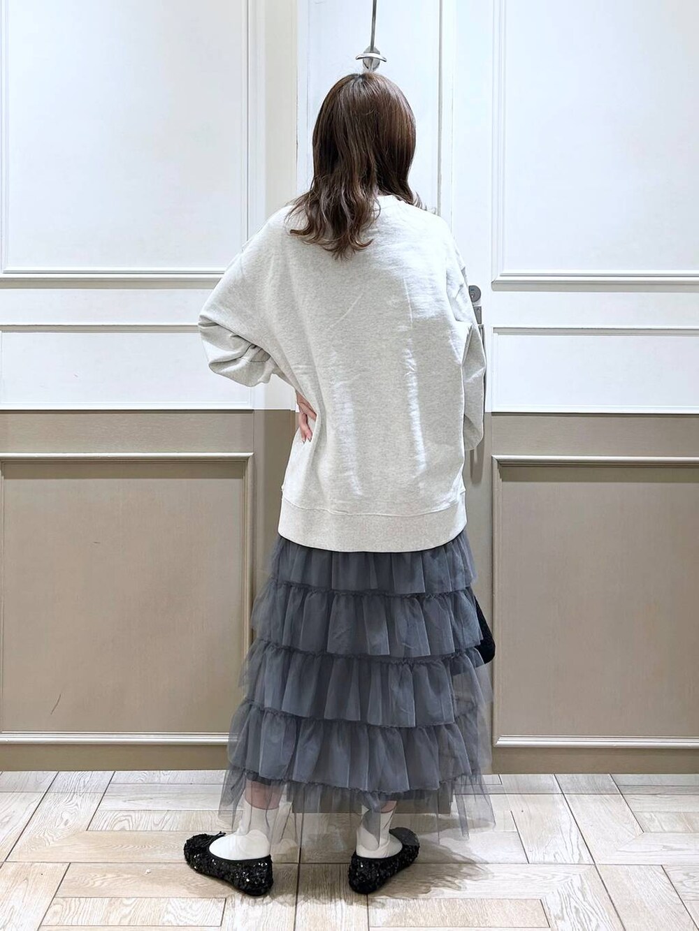 ブラック系のショルダーバッグ、グレー系のスカート、グレー系のスウェットを着用したレディースの冬コーディネートの4枚目の写真