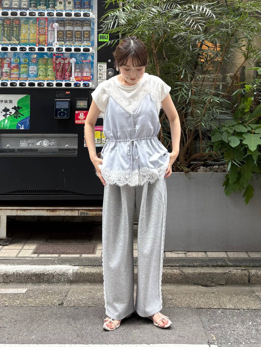 ホワイト系のTシャツ/カットソー、ブルー系のキャミソール、グレー系のスウェットパンツを着用したレディースの夏コーディネートの2枚目の写真