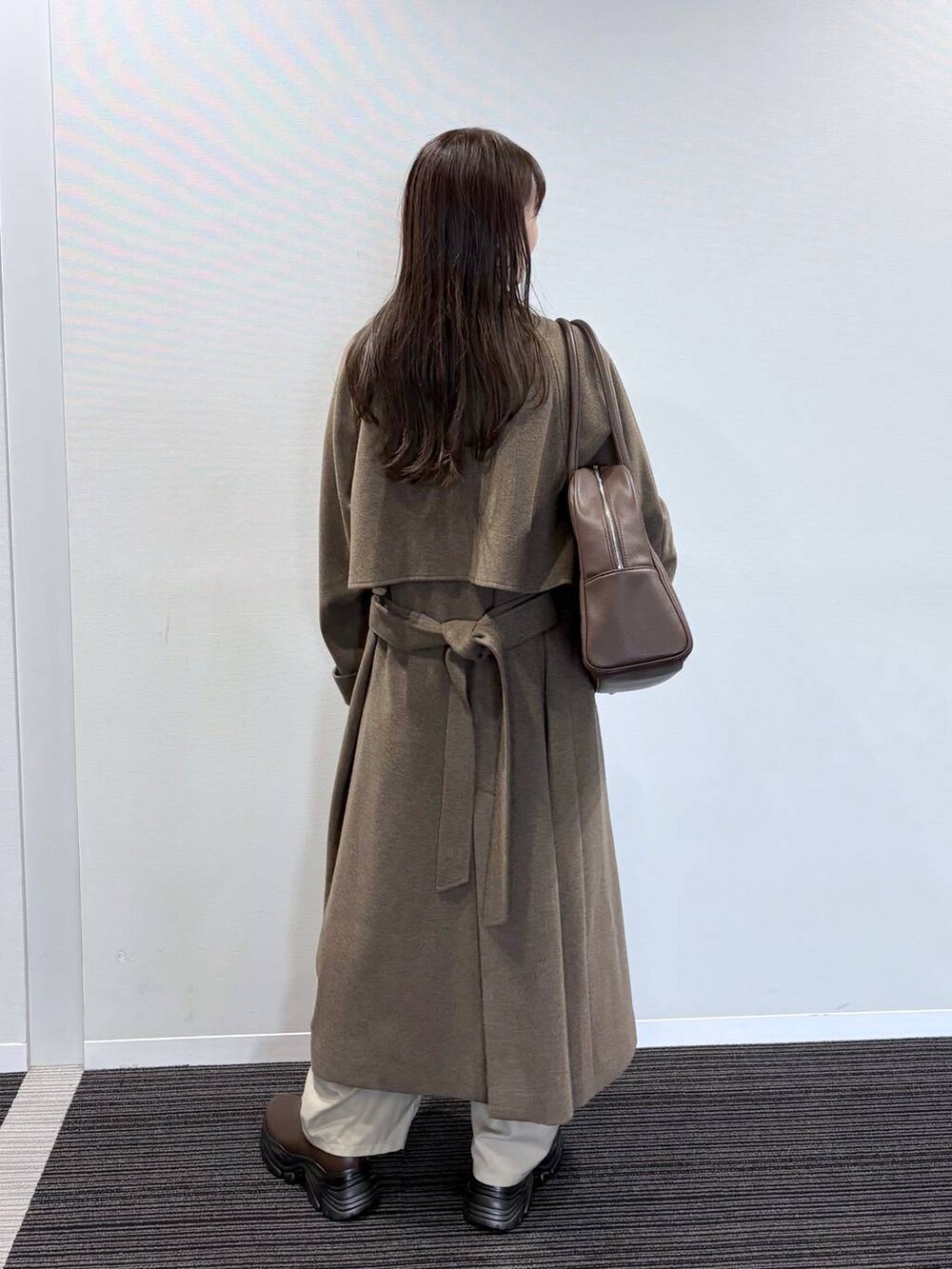 ベージュ系のその他パンツ、ブラウン系のショルダーバッグ、ゴールド系のチョーカーを着用したレディースの秋コーディネートの6枚目の写真