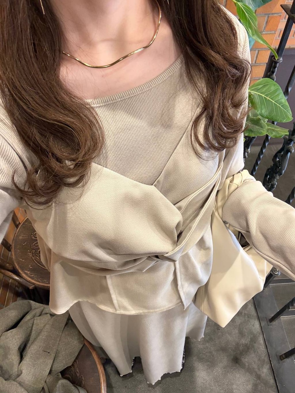 ブラウン系のローファー、ゴールド系のチョーカーを着用したレディースの春コーディネートの5枚目の写真