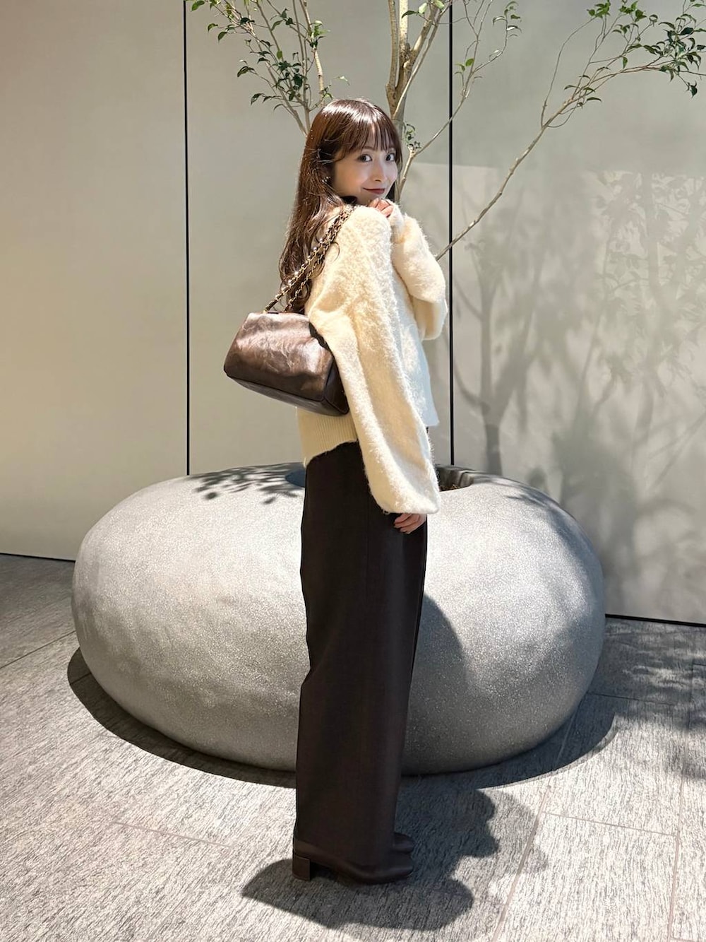 ブラウン系のテーラードジャケット、ブラウン系のその他パンツ、ホワイト系のスカートを着用したレディースの秋コーディネートの4枚目の写真