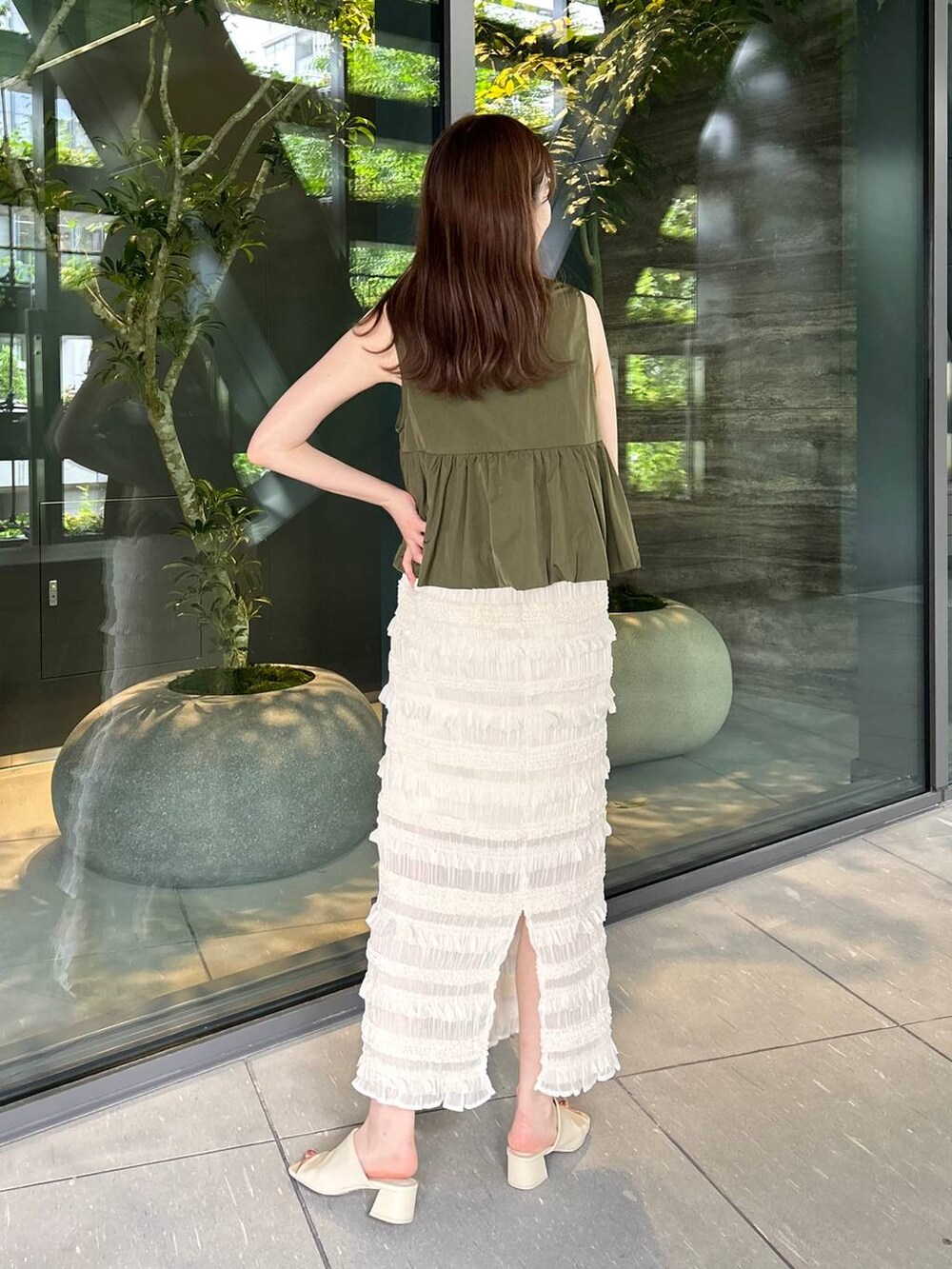 ホワイト系のTシャツ/カットソー、ホワイト系のサンダル、ホワイト系のスカートを着用したレディースの夏コーディネートの4枚目の写真