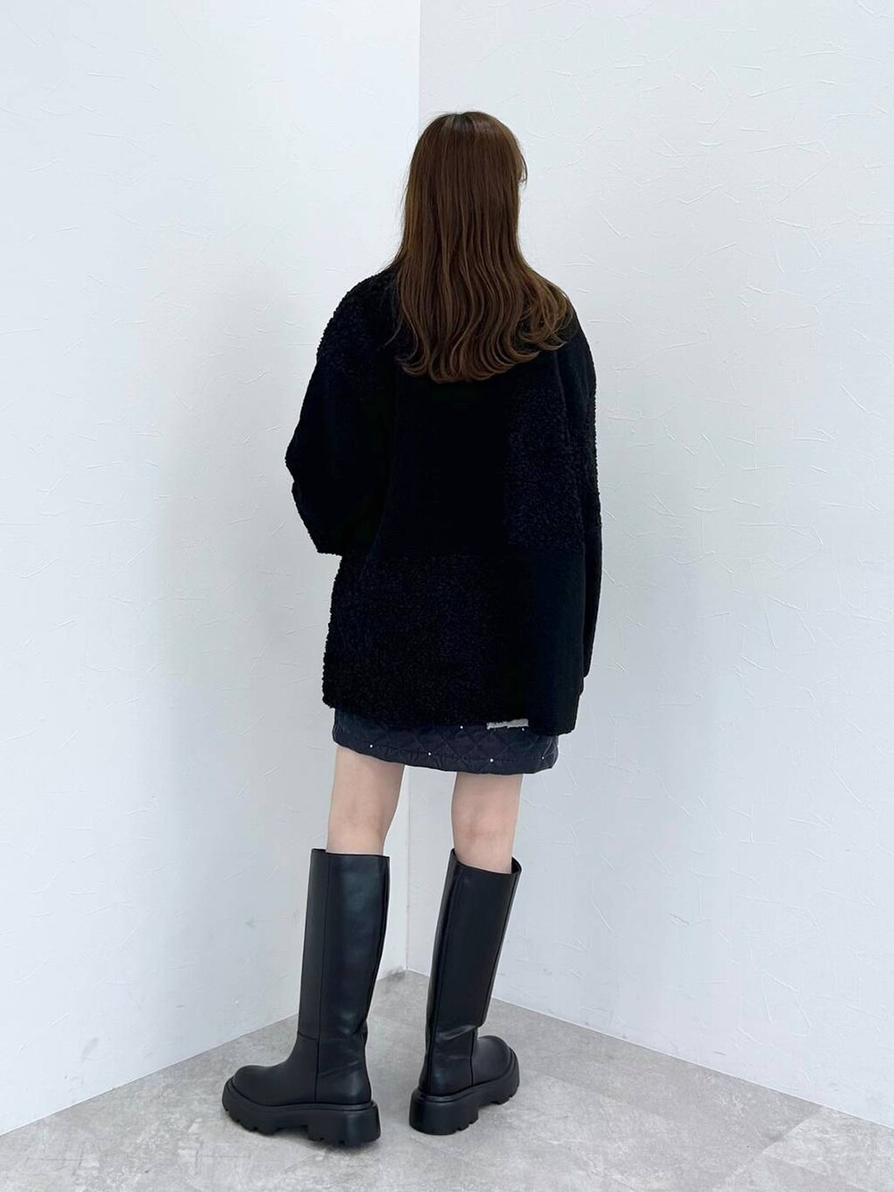 ブラック系のブーツ、ブラック系のブルゾン、グレー系のスウェットを着用したレディースの秋コーディネートの4枚目の写真