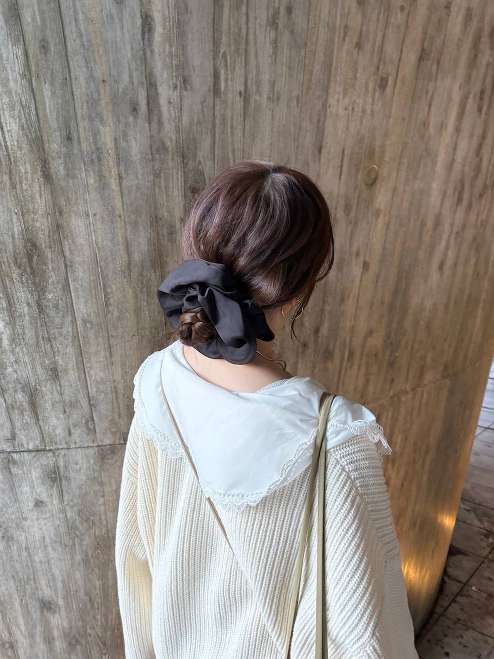 ブラック系のスカート、ブラック系のパンプス、ホワイト系のカーディガン/ボレロを着用したレディースの冬コーディネートの5枚目の写真