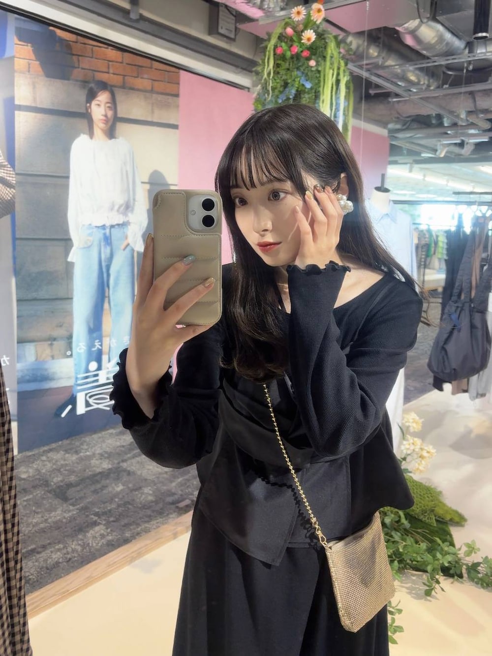 ゴールド系のショルダーバッグ、ブラック系のパンプス、ブラウン系のサンダルを着用したレディースの春コーディネートの3枚目の写真