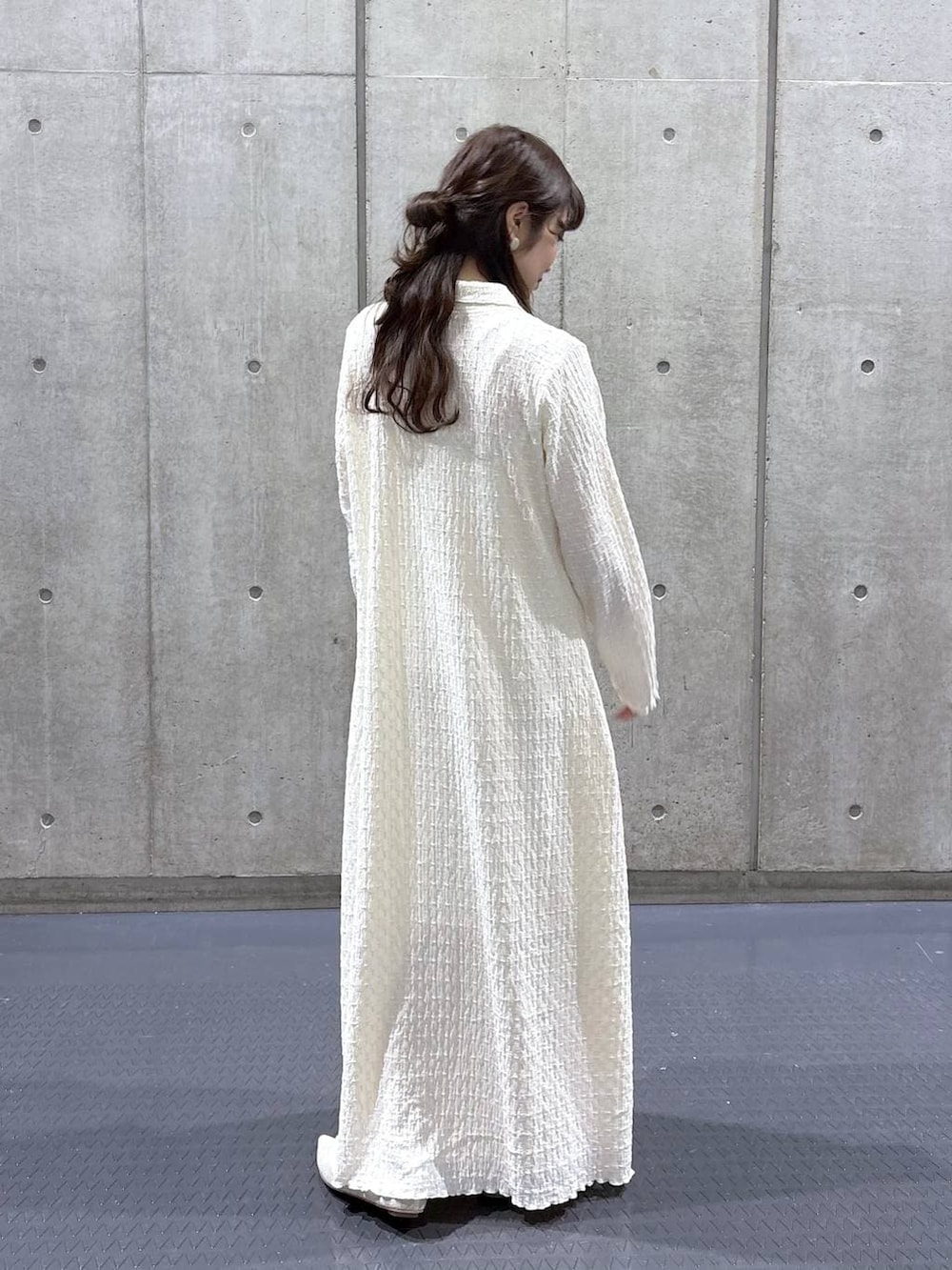 ホワイト系のスカート、ホワイト系のパンプス、ホワイト系のワンピースを着用したレディースの冬コーディネートの5枚目の写真