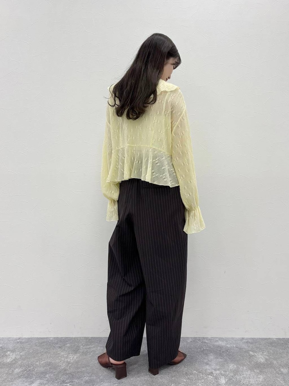 ブラウン系のその他パンツ、ブラウン系のサンダル、その他のキーホルダーを着用したレディースの春コーディネートの5枚目の写真