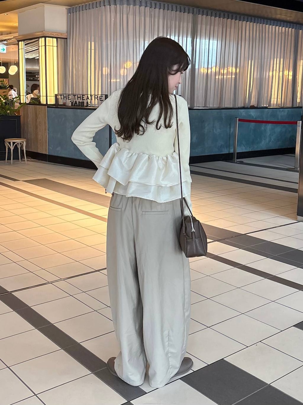 ベージュ系のその他パンツ、ブラウン系のトートバッグを着用したレディースの春コーディネートの6枚目の写真