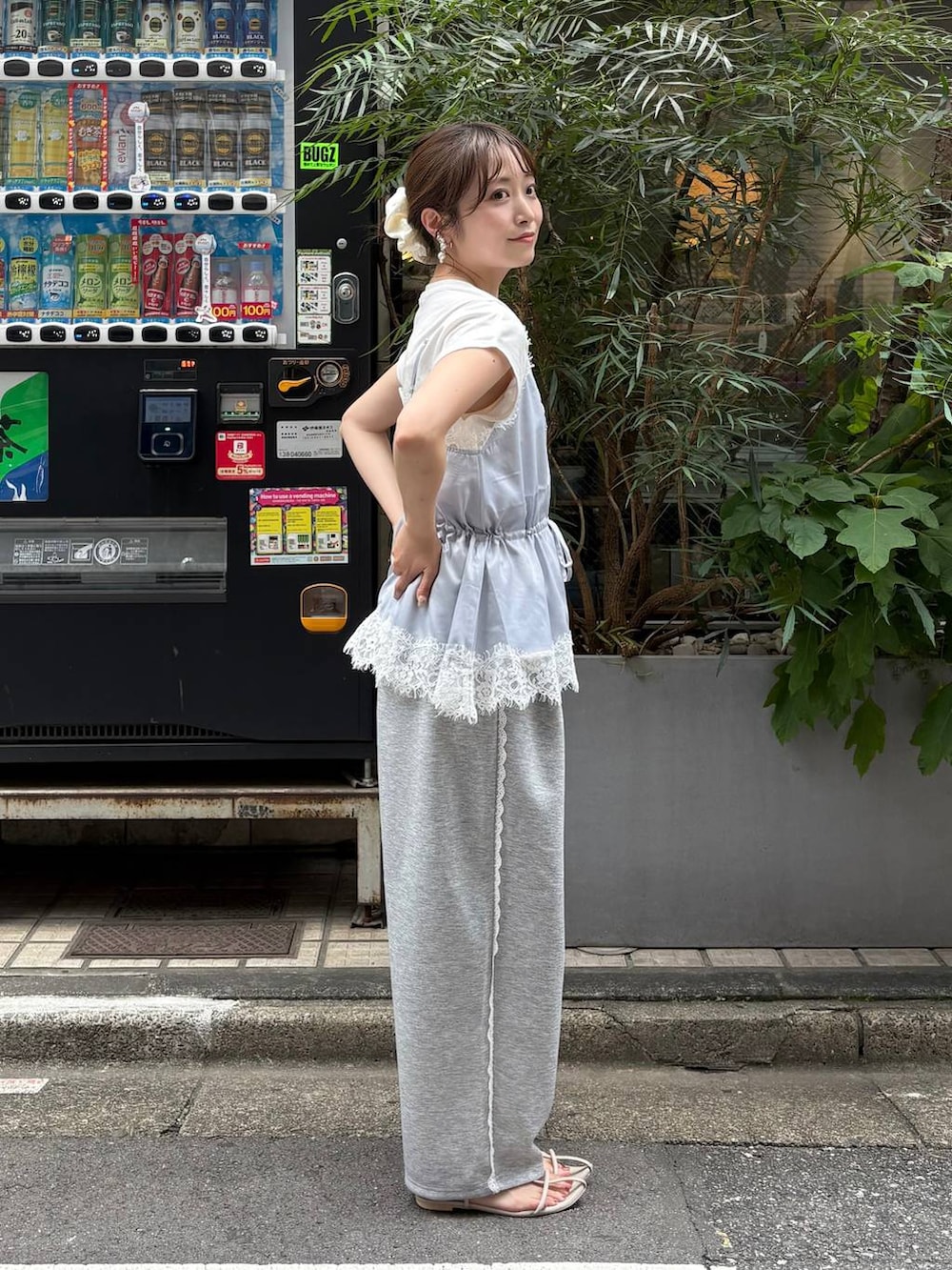 ホワイト系のTシャツ/カットソー、ブルー系のキャミソール、グレー系のスウェットパンツを着用したレディースの夏コーディネートの4枚目の写真