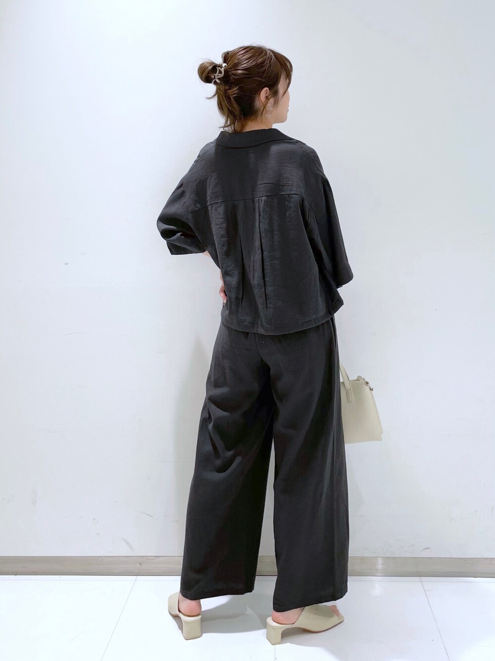 ホワイト系のサンダル、ホワイト系のショルダーバッグ、ホワイト系のタンクトップを着用したレディースの春コーディネートの2枚目の写真