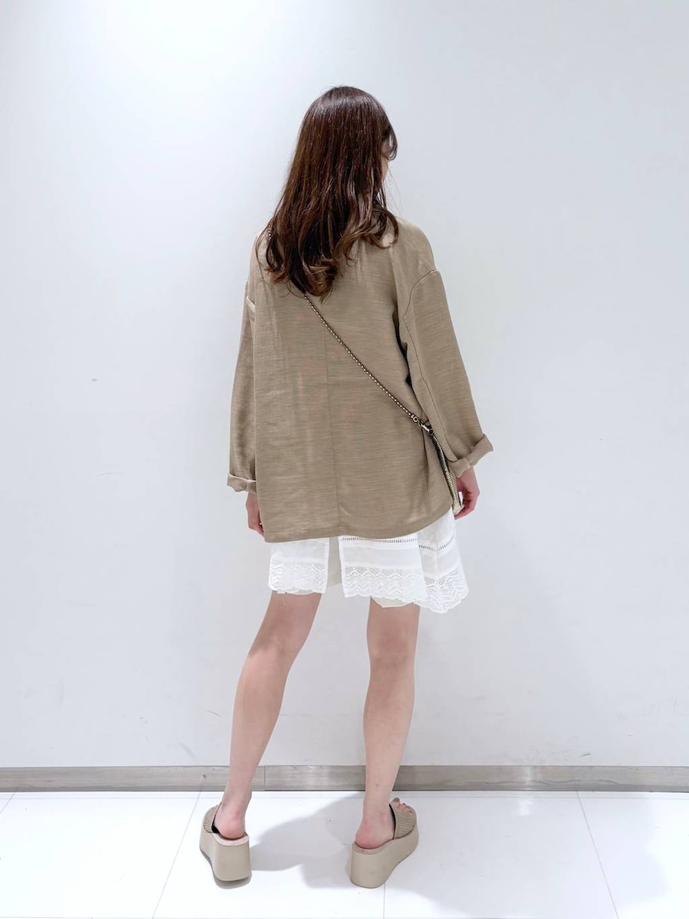 「きれいめ、ベーシック/シンプル、ワントーン、ローリーズスタイル_LOWRYS FARM、大人女子カジュアル_LOWRYS FARM、フェミニン、LOWRYS FARM、シンプルコーデ、淡色コーデ、大人カジュアル、きれいめカジュアル、夏コーデ、ジャケット、ジャケットスタイル、キャミワンピース」|「LOWRYS FARMのスタイルUPクロスカップキャミ 100757(Tシャツ/カットソー、ホワイト系)」を使った、𝘵 𝘰 𝘺 𝘰 .さん(レディース・160cm)の春コーディネートの5枚目の写真