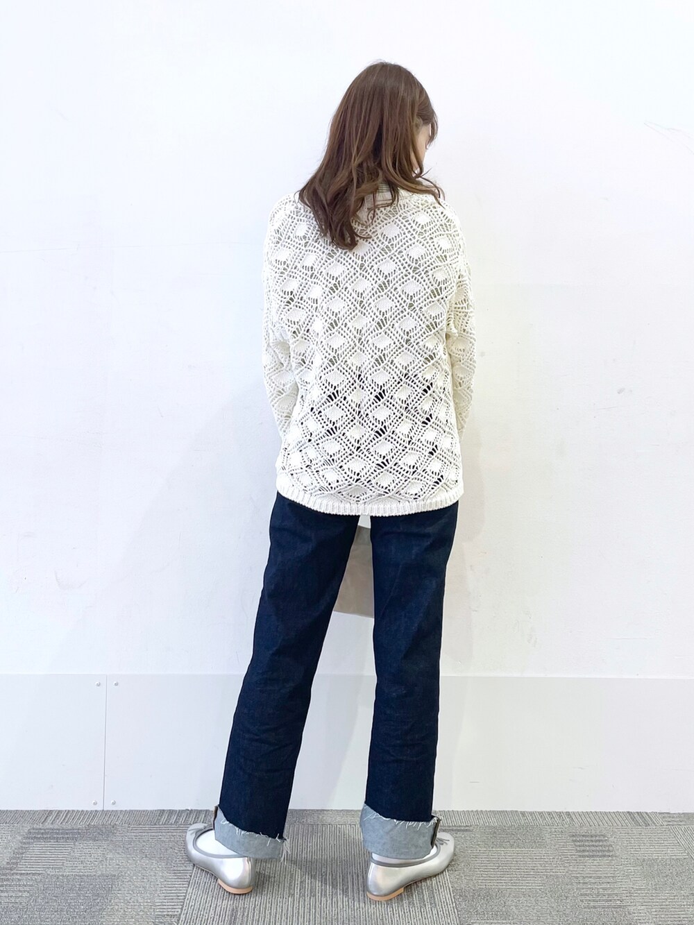 シルバー系のバレエシューズ、ブルー系のデニムパンツ、ホワイト系のトートバッグを着用したレディースの春コーディネートの2枚目の写真