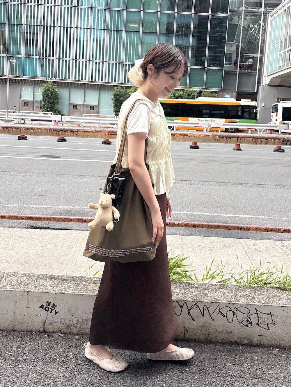 ブラウン系のスカート、ホワイト系のTシャツ/カットソー、ホワイト系のシャツ/ブラウスを着用したレディースの夏コーディネートの5枚目の写真