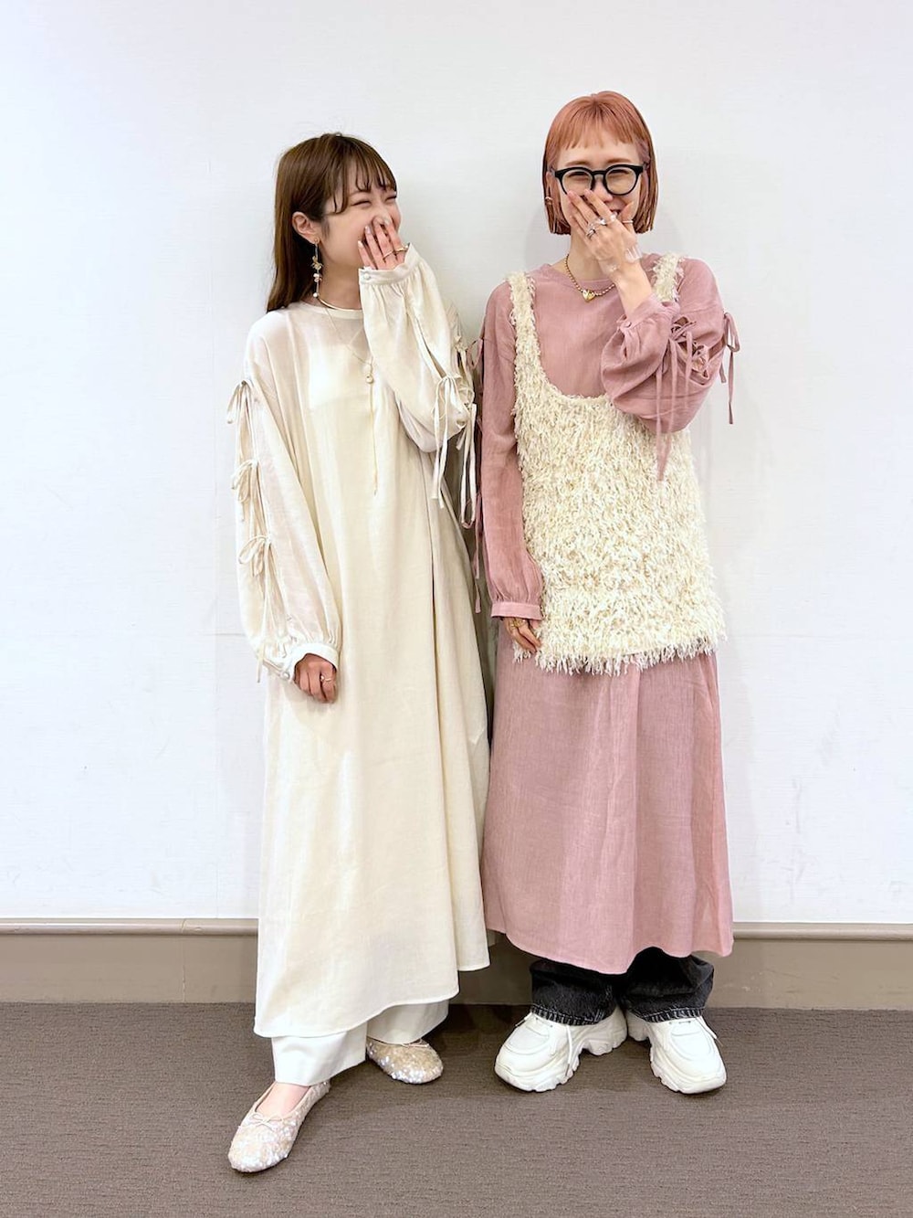 ホワイト系のその他パンツ、ホワイト系のベスト、ピンク系のワンピースを着用したレディースの春コーディネートの2枚目の写真