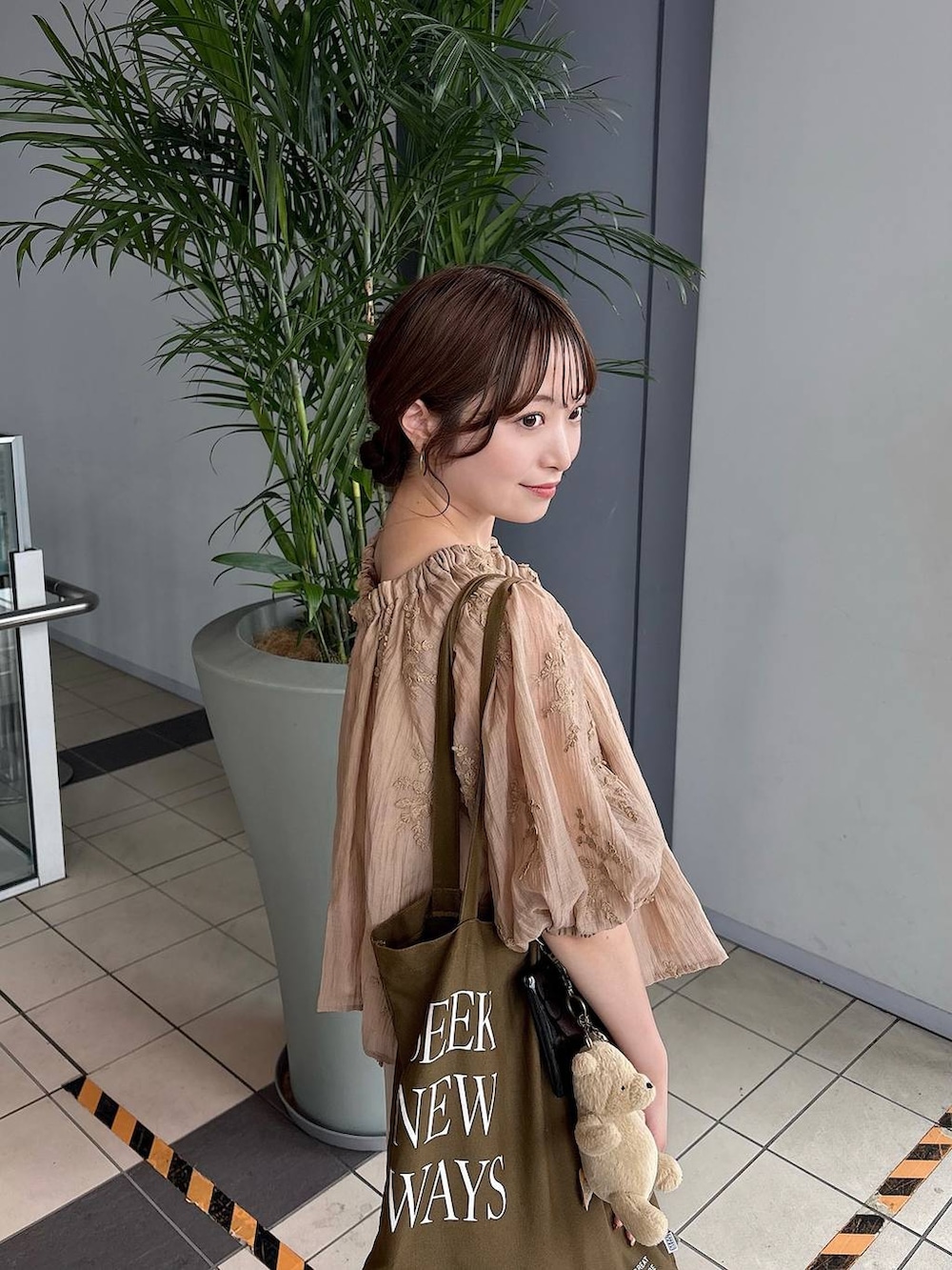 ベージュ系のシャツ/ブラウス、ベージュ系のセットアップを着用したレディースの秋コーディネートの4枚目の写真