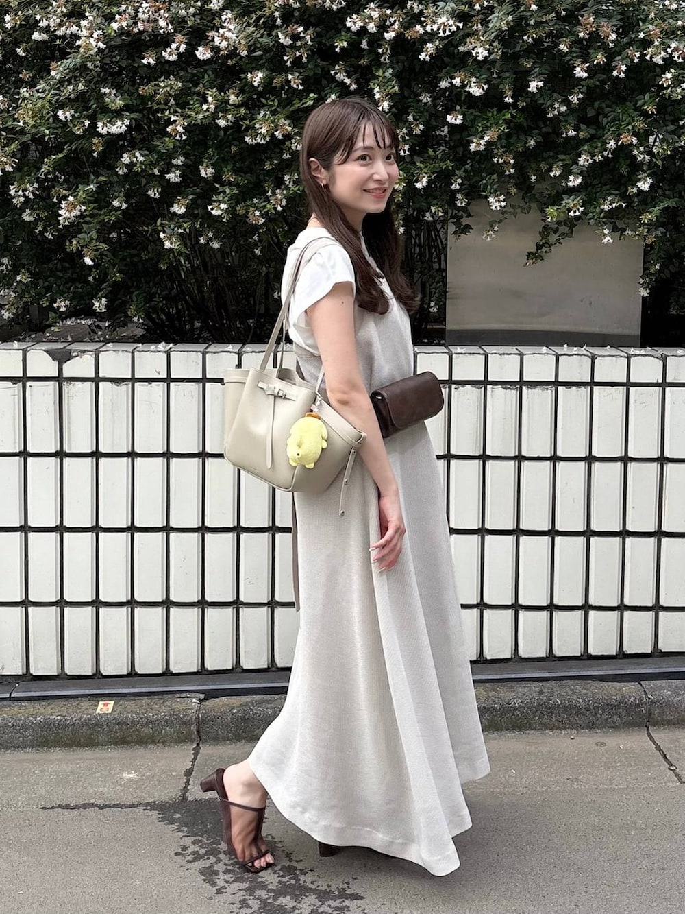 ホワイト系のTシャツ/カットソー、ブラウン系のボディバッグ/ウエストポーチ、ベージュ系のワンピースを着用したレディースの夏コーディネートの5枚目の写真