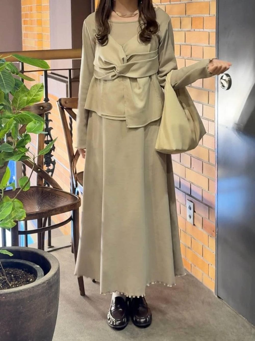 ブラウン系のローファー、ゴールド系のチョーカーを着用したレディースの春コーディネートの4枚目の写真