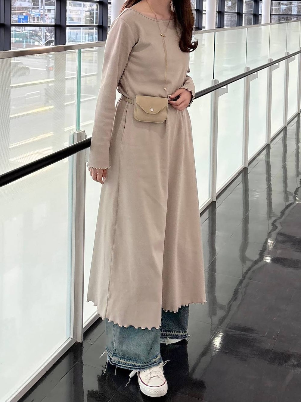 ベージュ系のボディバッグ/ウエストポーチ、ゴールド系のネックレスを着用したレディースの春コーディネートの3枚目の写真