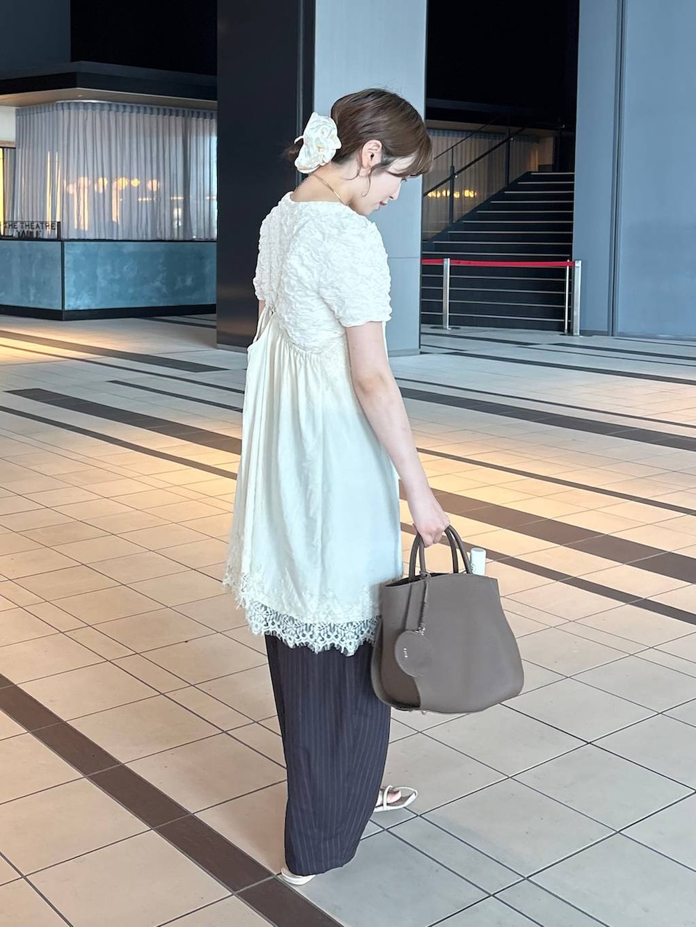 ブラウン系のその他パンツ、ホワイト系のワンピース、ゴールド系のチョーカーを着用したレディースの夏コーディネートの3枚目の写真