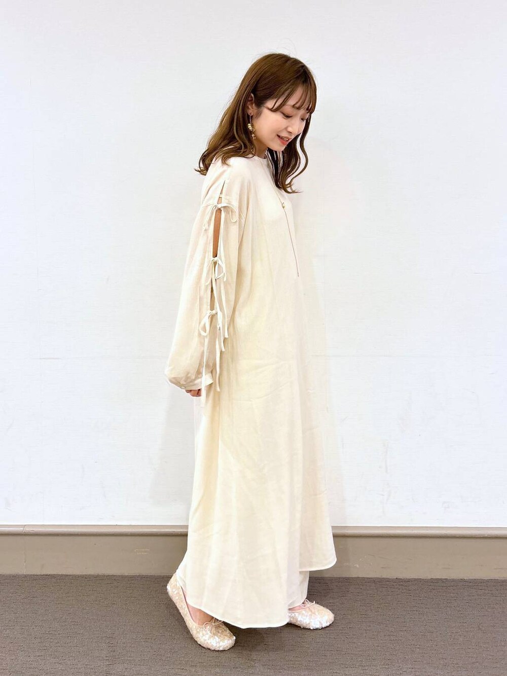 ホワイト系のその他パンツ、ホワイト系のベスト、ピンク系のワンピースを着用したレディースの春コーディネートの6枚目の写真