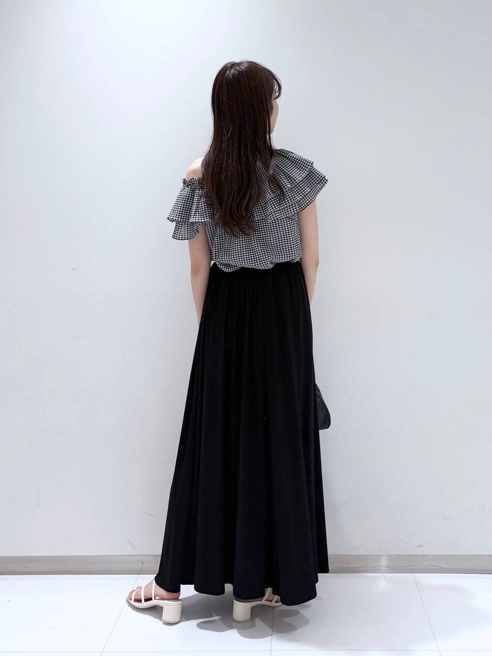 その他のシャツ/ブラウス、ホワイト系のサンダル、ブラック系のショルダーバッグを着用したレディースの夏コーディネートの4枚目の写真