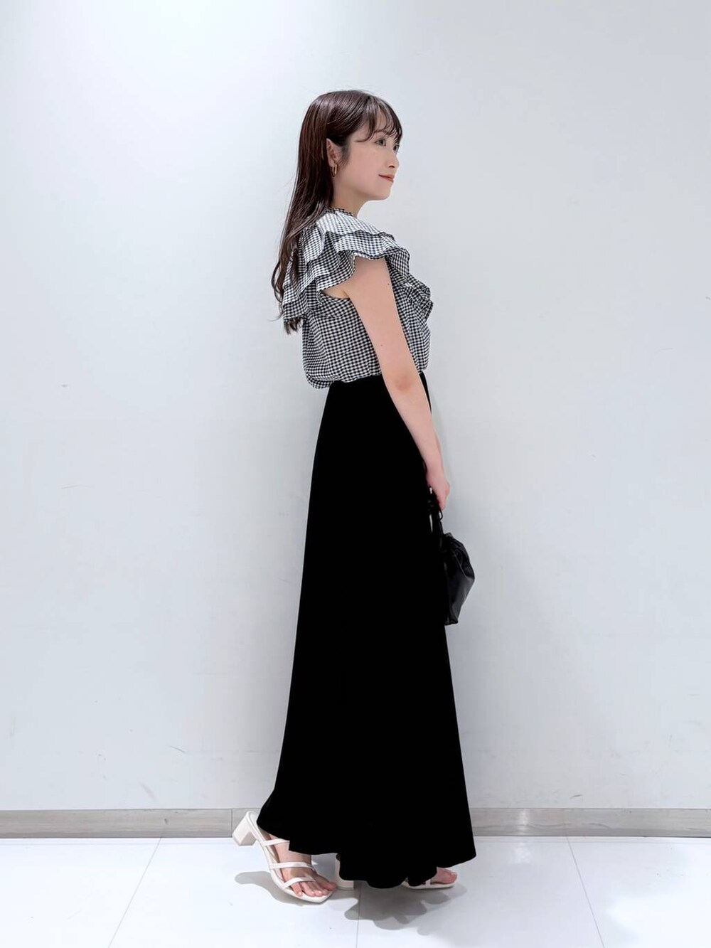 その他のシャツ/ブラウス、ホワイト系のサンダル、ブラック系のショルダーバッグを着用したレディースの夏コーディネートの3枚目の写真