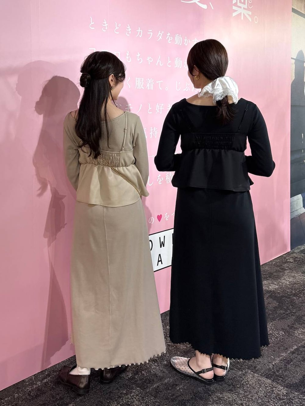 ゴールド系のショルダーバッグ、ブラウン系のローファー、グレー系のサンダルを着用したレディースの春コーディネートの5枚目の写真