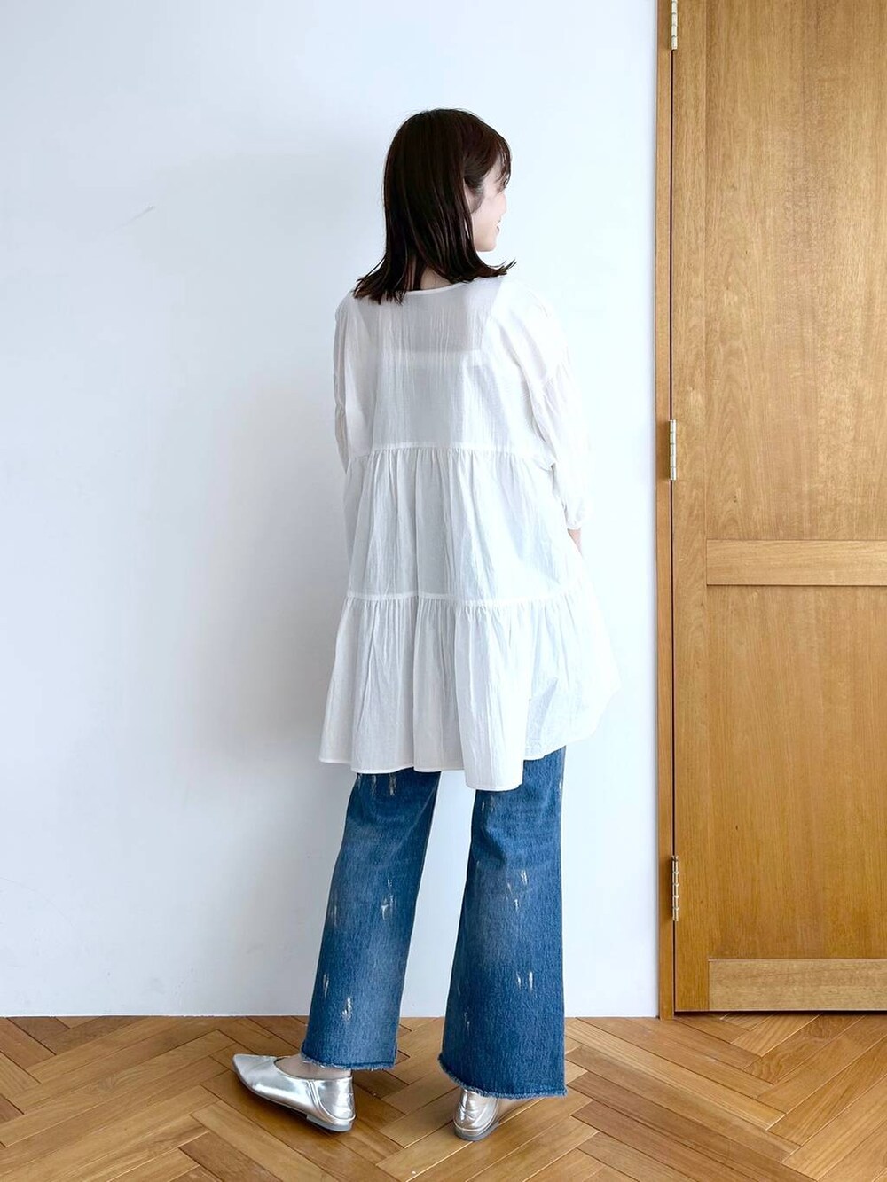 その他のデニムパンツ、ホワイト系のタンクトップ、ホワイト系のシャツ/ブラウスを着用したレディースの秋コーディネートの3枚目の写真