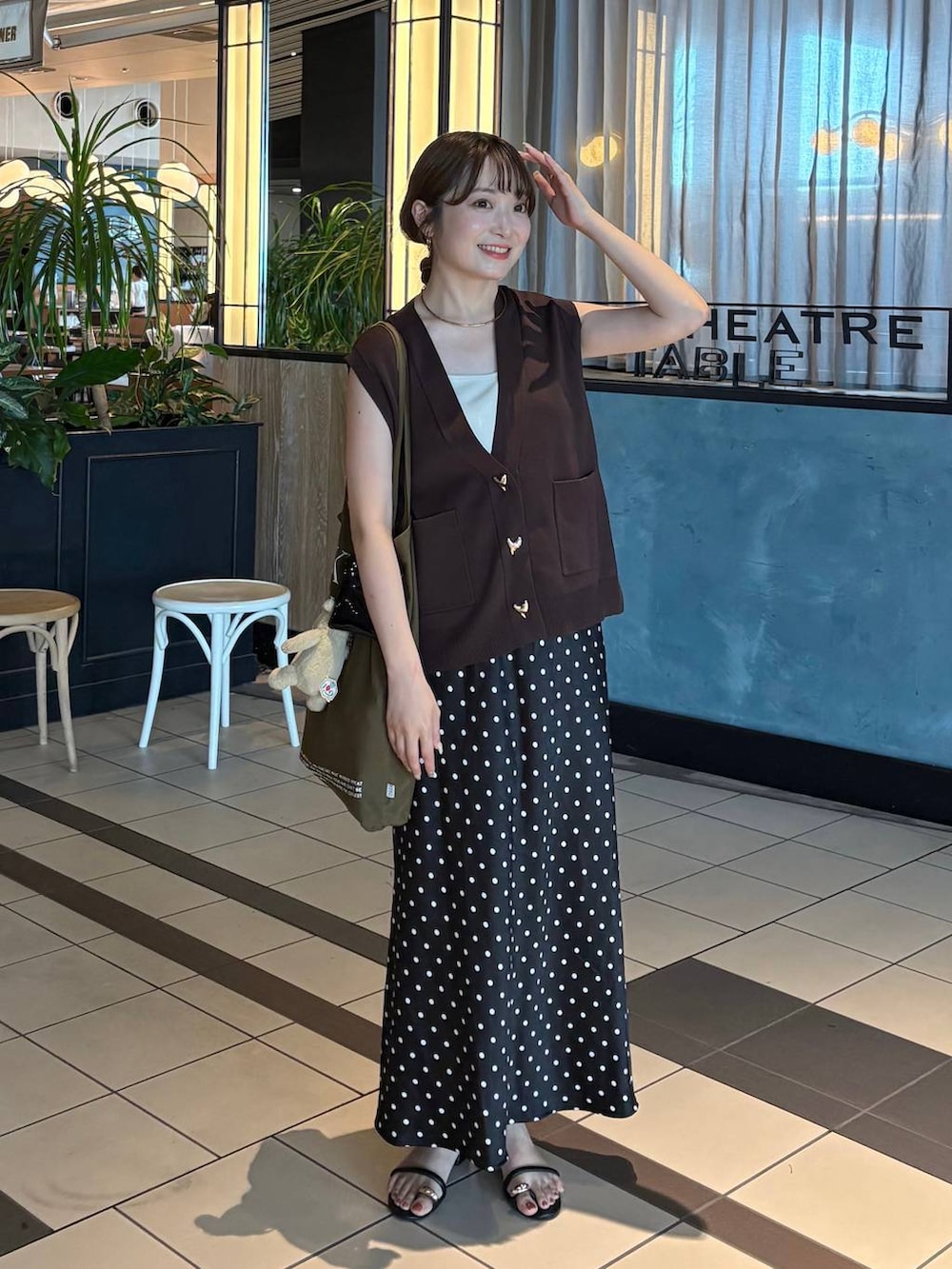 ホワイト系のTシャツ/カットソー、ブラック系のサンダル、ブラック系のスカートを着用したレディースの夏コーディネートの4枚目の写真