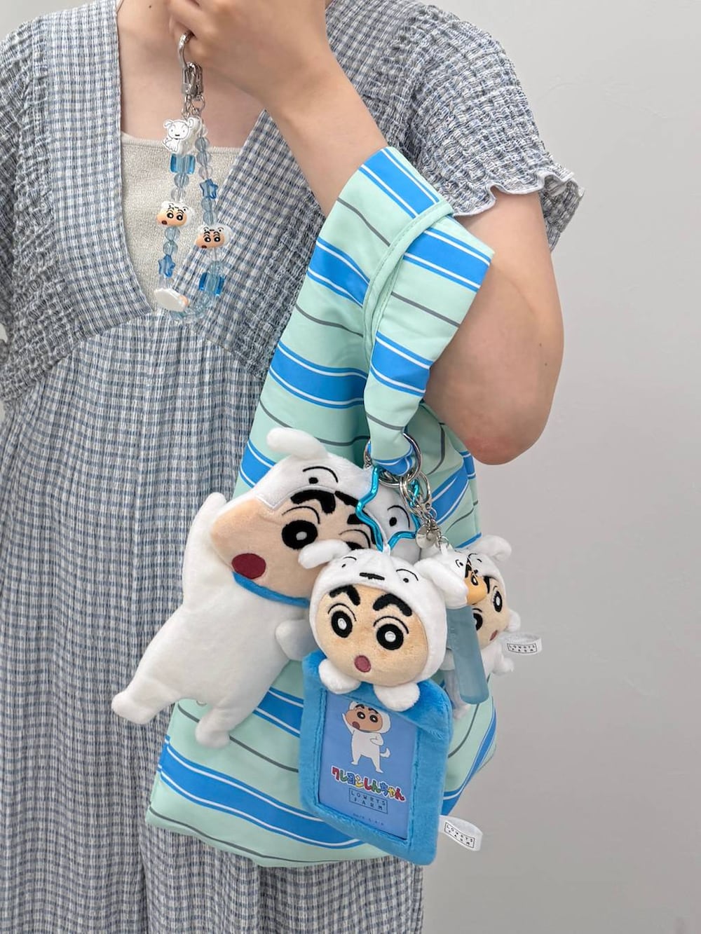 ブルー系のサロペット/オーバーオール、その他のエコバッグ/サブバッグ、その他のキーホルダーを着用したレディースの夏コーディネートの3枚目の写真