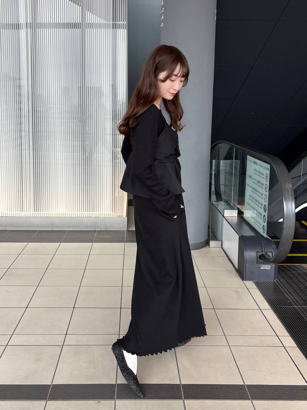 ブラック系のパンプスを着用したレディースの春コーディネートの7枚目の写真