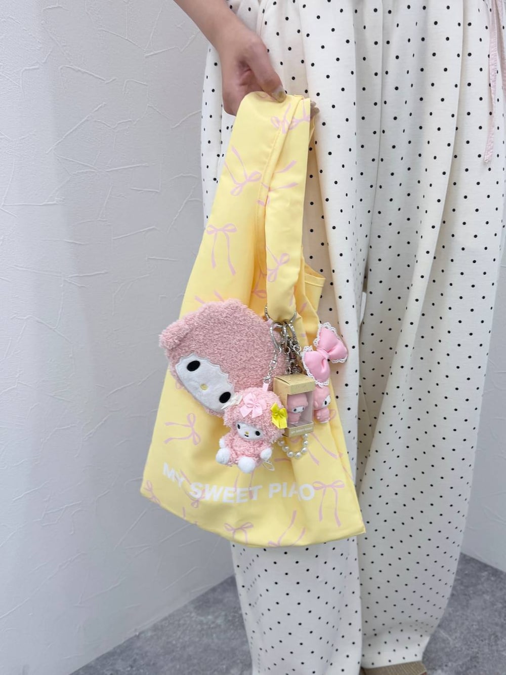 ピンク系のシャツ/ブラウス、ホワイト系のスウェットパンツを着用したレディースの夏コーディネートの5枚目の写真