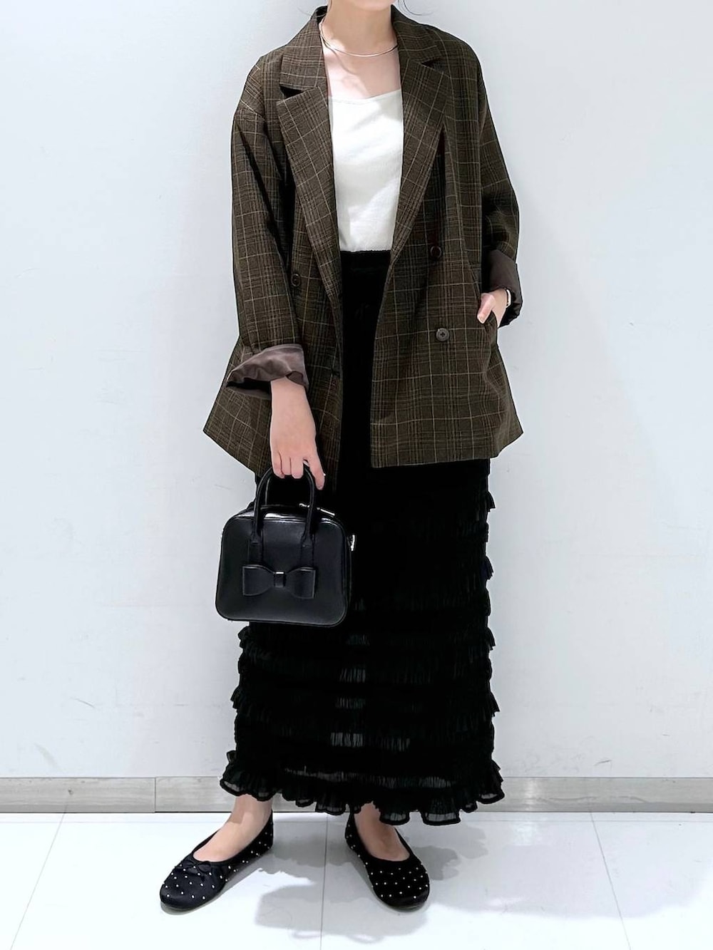 ホワイト系のTシャツ/カットソー、その他のテーラードジャケット、ブラック系のバレエシューズを着用したレディースの秋コーディネートの3枚目の写真