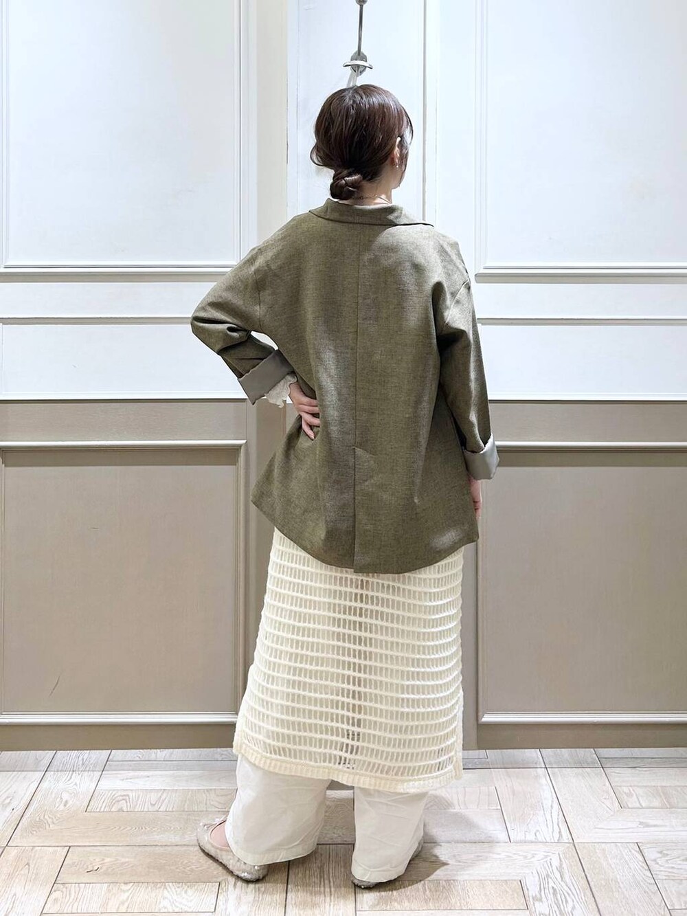 ブラウン系のテーラードジャケット、ホワイト系のTシャツ/カットソー、ホワイト系のバレエシューズを着用したレディースの秋コーディネートの4枚目の写真