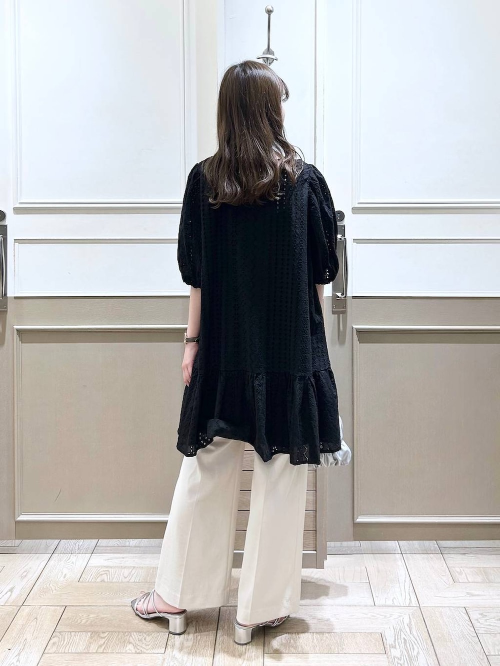 ホワイト系のTシャツ/カットソー、ブラック系のワンピース、グレー系のショルダーバッグを着用したレディースの夏コーディネートの7枚目の写真