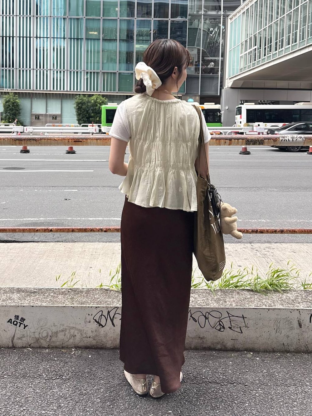 ブラウン系のスカート、ホワイト系のTシャツ/カットソー、ホワイト系のシャツ/ブラウスを着用したレディースの夏コーディネートの7枚目の写真