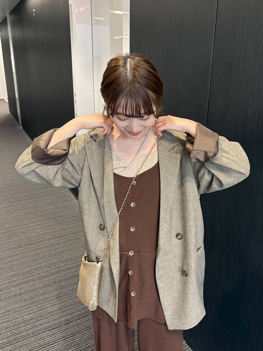 ゴールド系のショルダーバッグ、ブラウン系のテーラードジャケット、ブラウン系のつなぎ/オールインワンを着用したレディースの春コーディネートの7枚目の写真