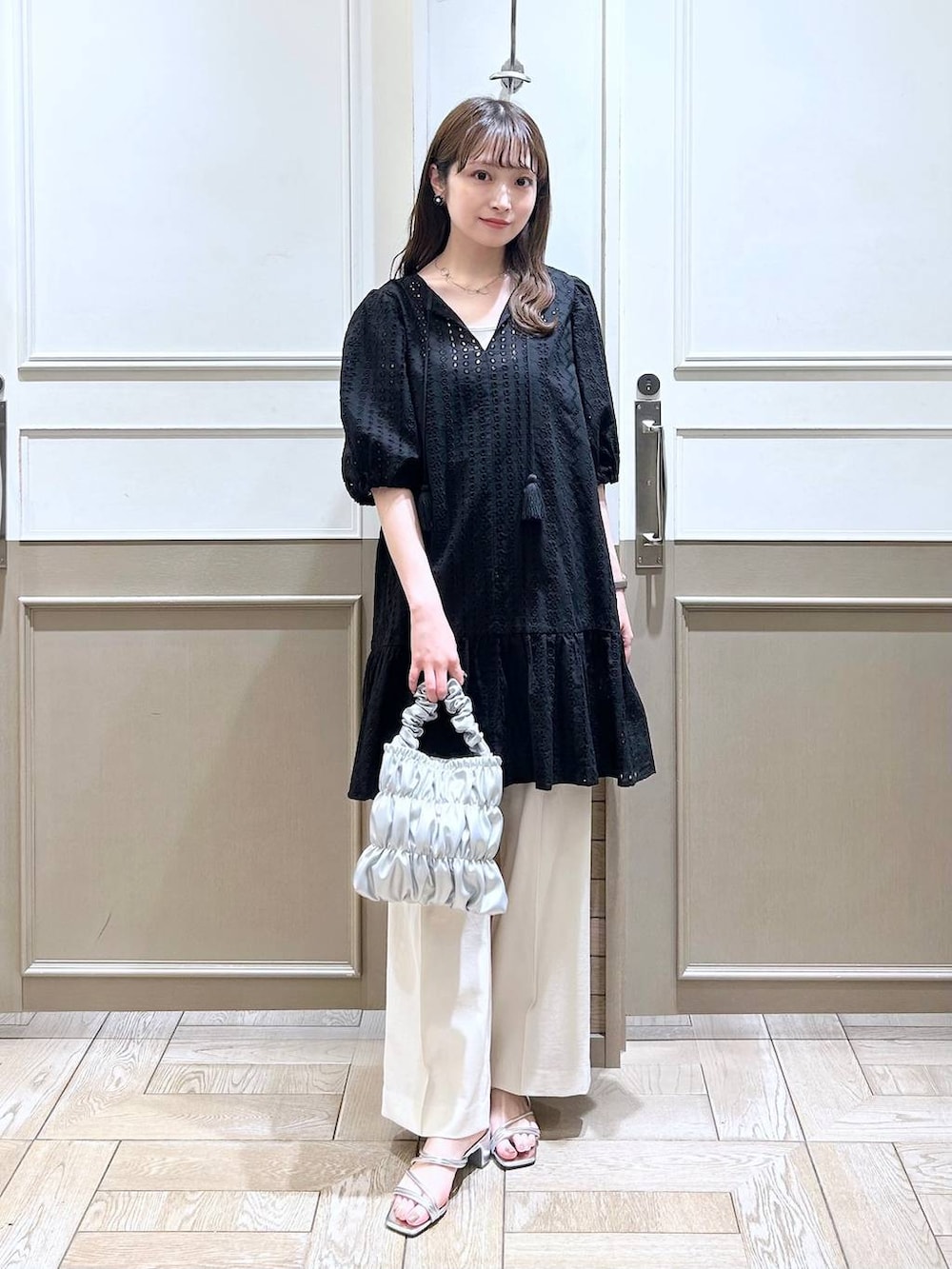 ホワイト系のTシャツ/カットソー、ブラック系のワンピース、グレー系のショルダーバッグを着用したレディースの夏コーディネートの2枚目の写真